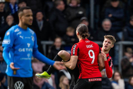 Brommapojkarnas Frederik Christensen jublar med lagkamrater