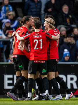 Brommapojkarnas Frederik Christensen jublar med lagkamrater