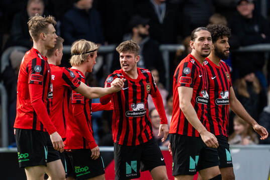 Brommapojkarnas Frederik Christensen jublar med lagkamrater