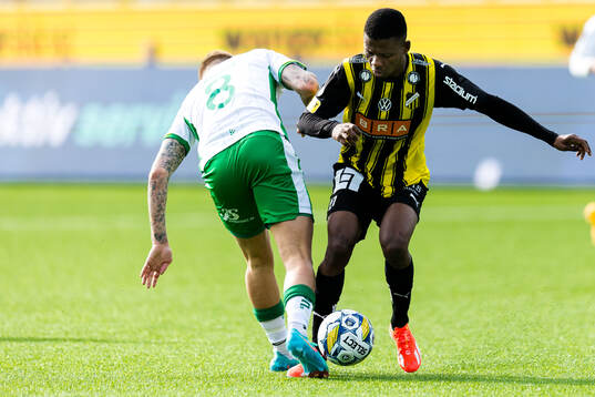 Hammarbys Fredrik Hammar och Häckens Akoua Romeo Amane