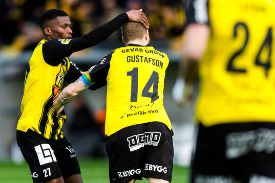 Häckens Akoua Romeo Amane och Simon Gustafson jublar