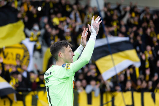 Häckens målvakt Andreas Linde jublar och tackar klacken