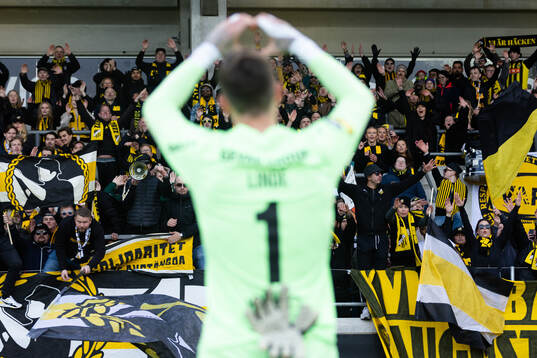 Häckens målvakt Andreas Linde jublar och tackar klacken