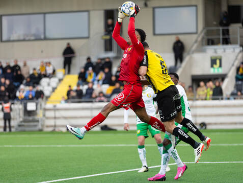 Hammarbys målvakt Oliver Dovin och Häckens Even Hovland