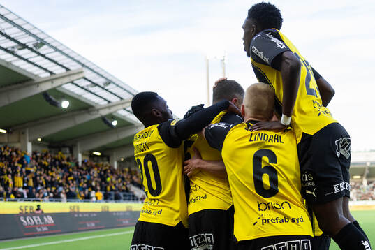 Häckens Even Hovland jublar med lagkamrater
