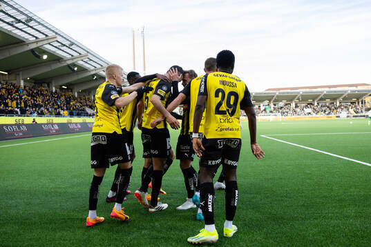 Häckens Even Hovland jublar med lagkamrater