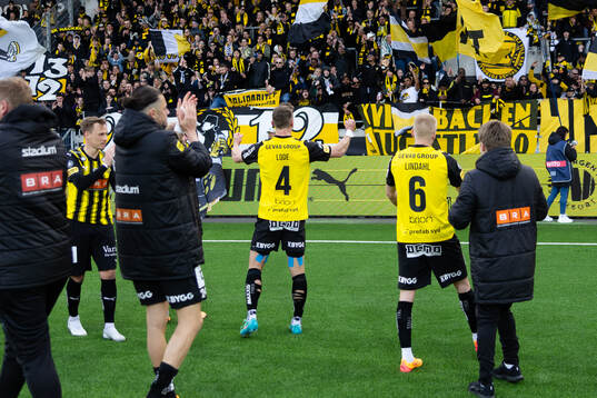 Häckens spelare jublar framför klacken