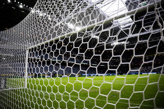 Nätet av ett fotbollsmål på Friends Arena inför