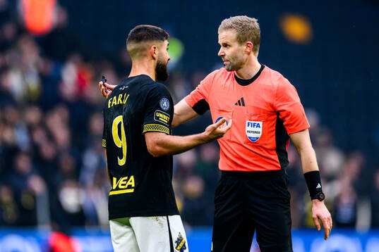 AIKs Omar Faraj och domare Glenn Nyberg