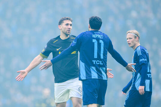 AIKs Benjamin Tiedemann Hansen och Djurgårdens Deniz Hummet