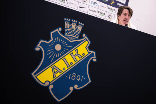Djurgårdens tränare Thomas Lagerlöf nder en