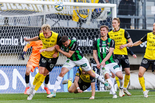 Mjällbys Herman Johansson och GAISs Axel Norén och
