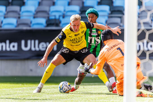 Mjällbys Herman Johansson och GAISs Chovanie Shakur