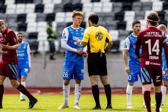 Domare Kaspar Sjöberg pratar med IK Oddevolds Gabriel