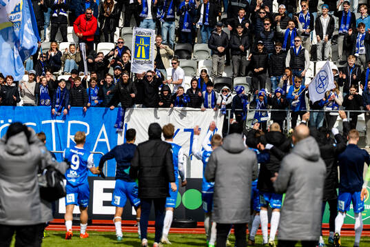 IK Oddevolds spelare jublar med fansen