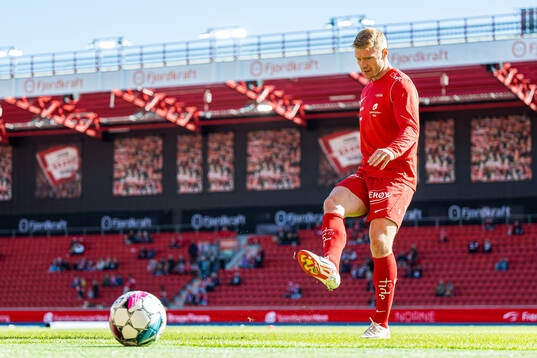 Sivert Heltne Nilsen of Brann warms up