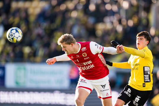 Kalmars Lars Saetra och Elfsborgs Besfort Zeneli