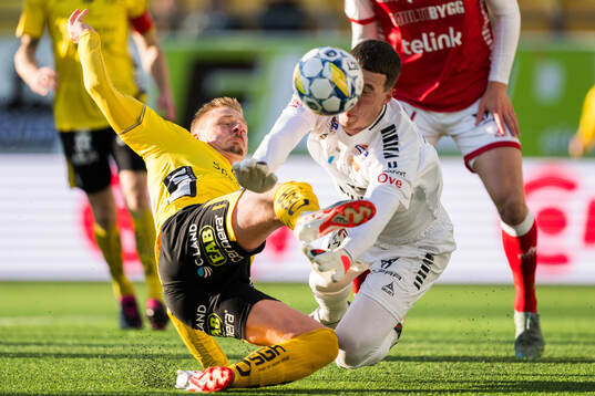 Elfsborgs Per Frick och Kalmars målvakt Samuel Brolin