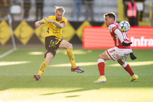 Elfsborgs Johan Larsson och Kalmars Simon Skrabb