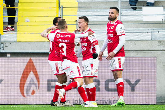 Kalmars Simon Skrabb jublar med lagkamrater