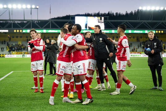 Kalmars spelare  jublar