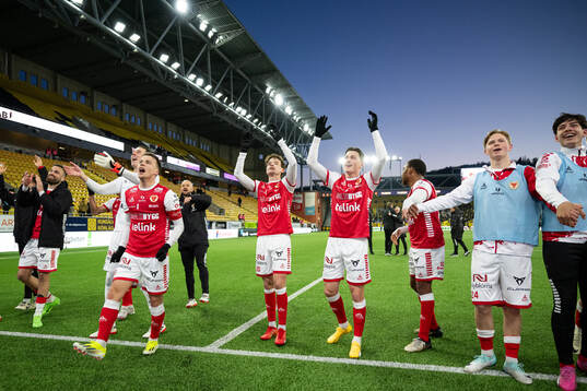 Kalmars spelare  jublar
