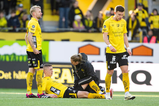 Elfsborgs Sebastian Holmen har ont och får behandling av