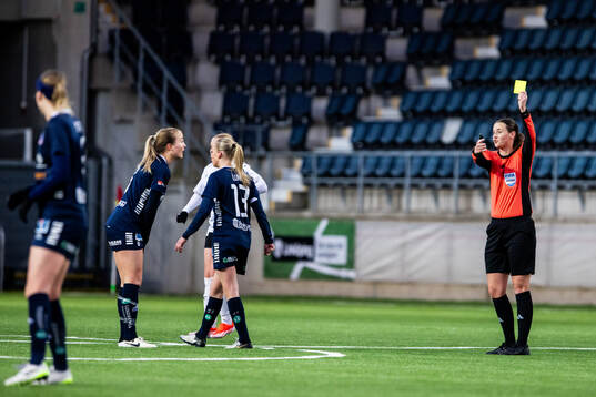 Linköpings Noor Hoelsbrekken Eckhoff får gult kort av