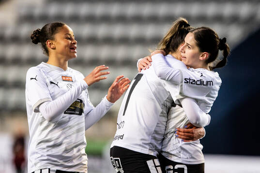 Häckens Clarissa Larisey jublar med Felicia Schröder och