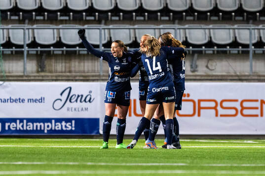 Linköpings Cornelia Kapocs jublar med lagkamrater