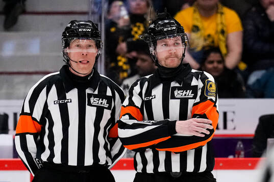Domare Tobias Björk och Domare Daniel Eriksson