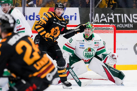 Skellefteås Pär Lindholm och Rögles målvakt Christoffer