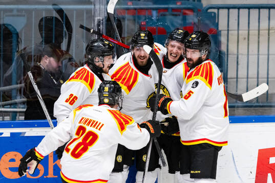 Brynäs Jack Kopacka och Oliver Tärnström jublar