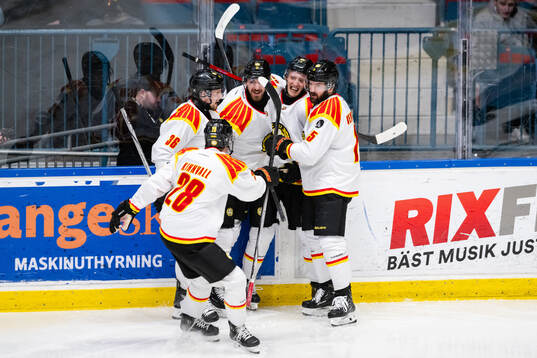 Brynäs Jack Kopacka och Oliver Tärnström jublar