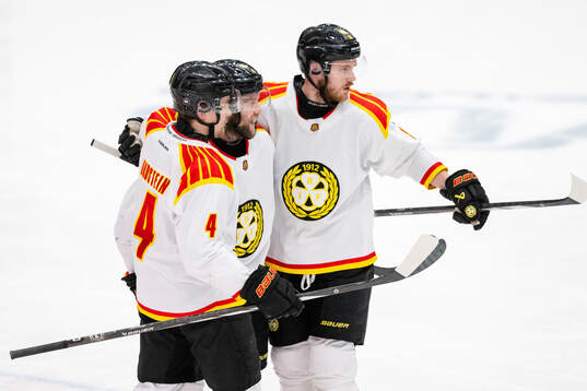 Brynäs Greg Scott , Theo Lindstein och Karlis Cukste jublar