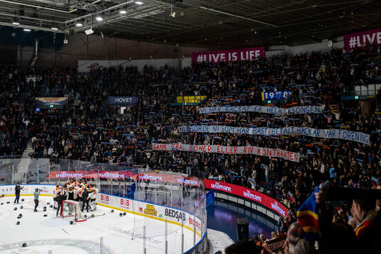 Djurgårdens supportar med en banderoll