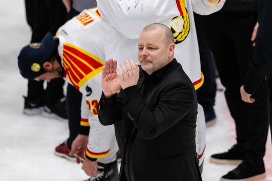Brynäs tränare Niklas Gällstedt jublar