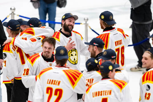 Brynäs Simon Bertilsson och Oskar Kvist jublar