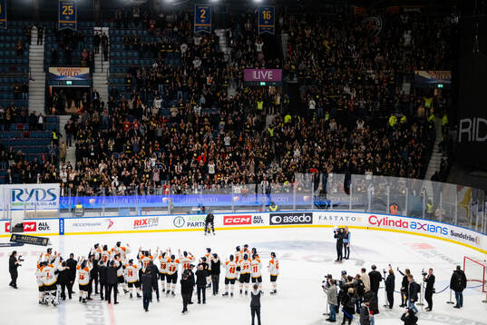Brynäs spelare och supportrar jublar