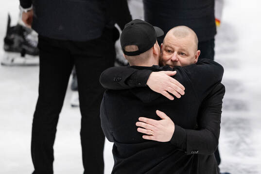 Brynäs tränare Niklas Gällstedt jublar
