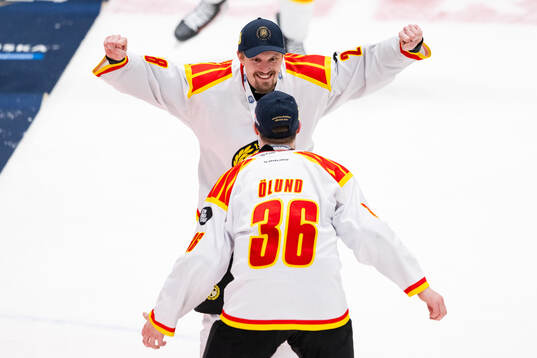 Brynäs Johannes Kinnvall och Linus Ölund jublar