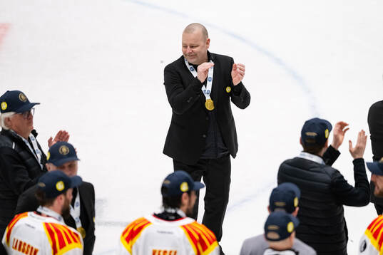 Brynäs tränare Niklas Gällstedt jublar