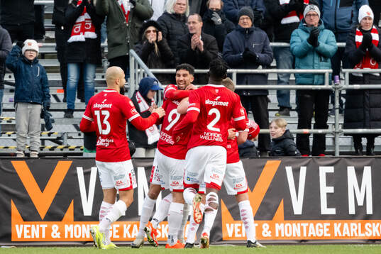 Degerfors Elyas Bouzaiene och Gustav Lindgren jublar