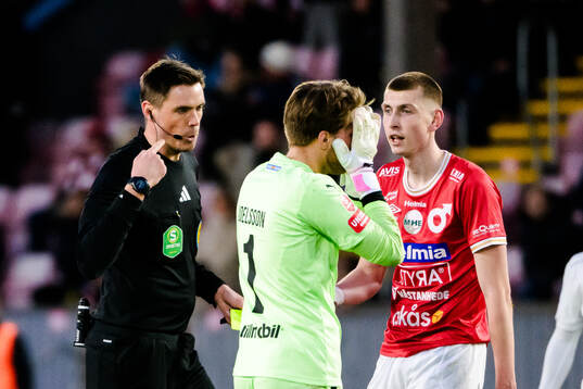 Domare Magnus Lindgren och Helsingborgs målvakt Kalle