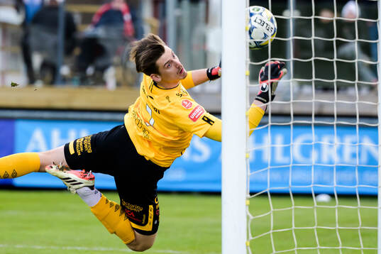 Degerfors målvakt Wille Jakobsson ser på när en boll