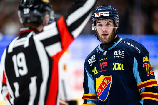 Djurgårdens Anton Gradin reagerar mot domaren