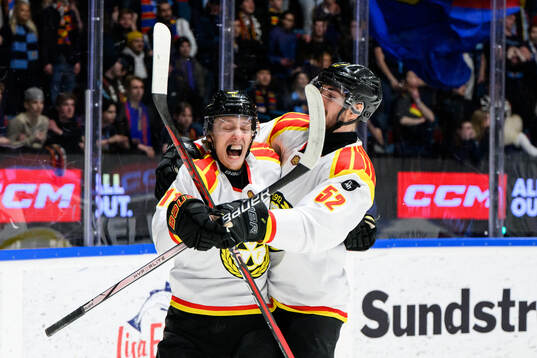 Brynäs Oliver Tärnström och Jack Kopacka jublar