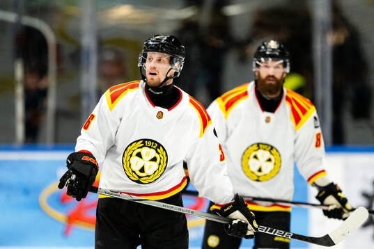 Brynäs Linus Ölund och Jordie Benn deppar