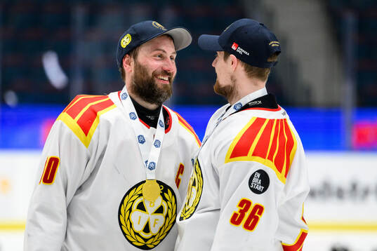 Brynäs Johan Larsson och Linus Ölund jublar