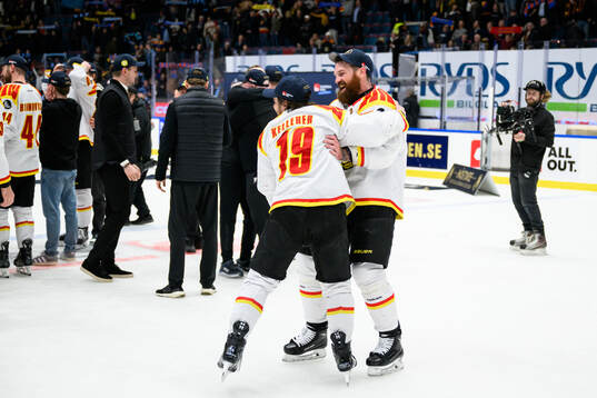 Brynäs Tyler Kelleher och Jordie Benn jublar